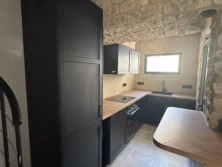 mouriès : maison de village en pierre + cour