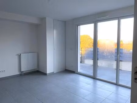 t2 avec balcon et parking à tours