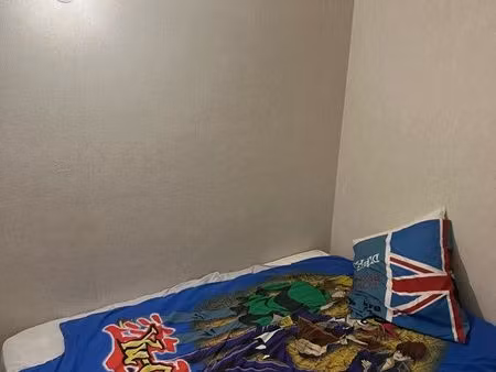 chambres bonjour  j’ai deux chambres à louer 250 par chambre et plus 250 de caution  un en