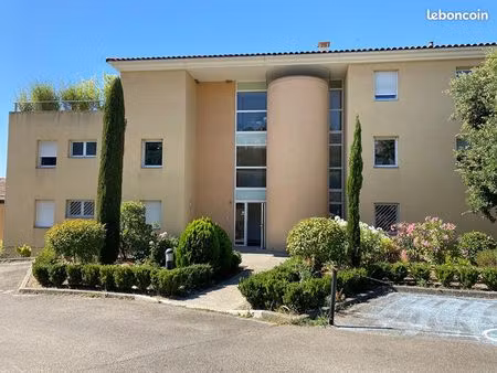 parking/box 17 m² nimes