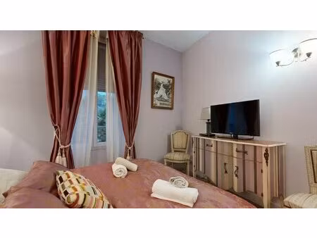 bel immeuble dans le centre historique et touristique de sarlat  avec un commerce et un...
