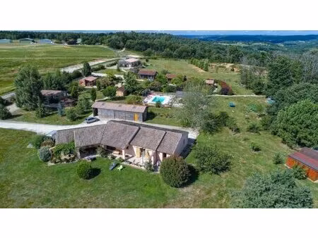 domaine d'exception : maison principale  chalets indépendants et salle de réception au...