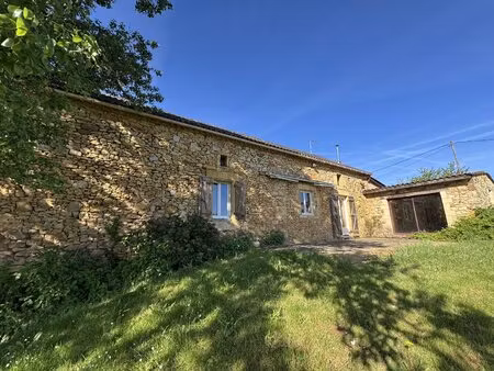 propriété à rénover avec une maison de plain pied  560m² de dépendances et 4 hectares  à..