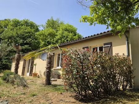 maison de plain-pied au cœur du charmant village calme et prisé à quelques minutes de...