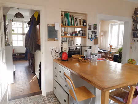 belle maison avec jardin et garage.