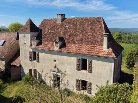 authentique propriété quercynoise avec pigeonnier  granges en pierre et vues panoramiques 