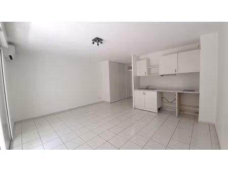 studio libre avec balcon et stationnement