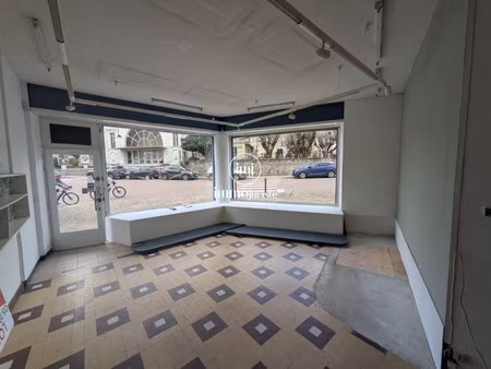 local commercial 68 m2 avec grande visibilité.