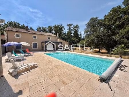 maison en pierre 5 chambres + studio attenant et piscine avec jardin a lezay