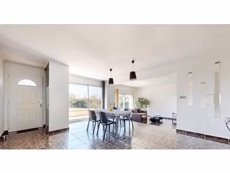 maison familiale et dépendance aménagée au calme