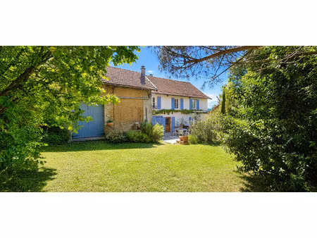 bâtisse de 140 m2 habitables sur parce de 3375 m2  avec gara