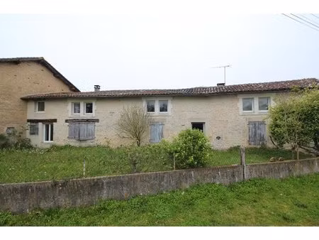 maison individuelle de trois chambres avec un terrain de 2 hectares