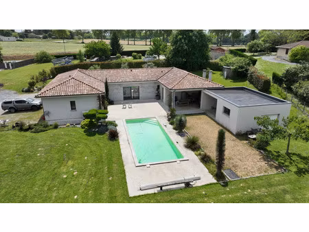 villa contemporaine de 2017  4 garages  carport  piscine  pool house  terrain boisé de 845