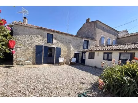 charmante maison en pierre au cœur du village avec jardin et piscine hors-sol