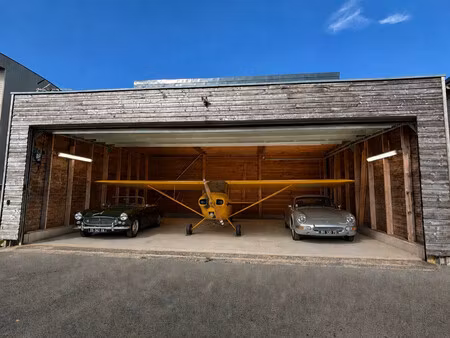 air-villa comtemporaine avec garage aéronautique intégré