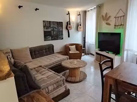 le thoronet - appartement t2 rénové avec remise aménagée