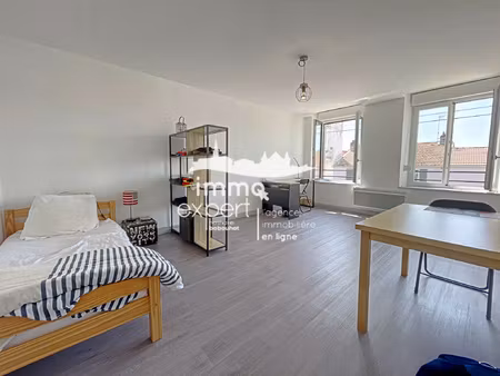 à louer : studio lumineux de 31 m2 à mirecourt  idéal pour l