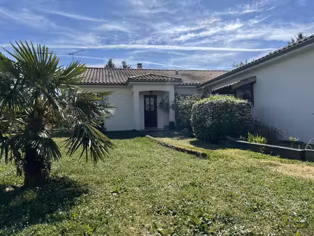 maison plain pied de 2004 avec 4 chambres sur terrain plat de 2200 m2 !