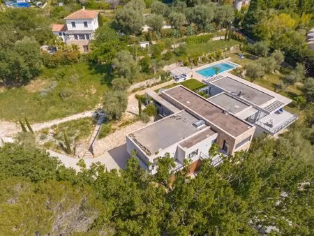 2 villas parfait état - 8400 m2 terrain - face au vieux village