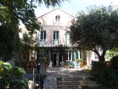 a toulon  dans le quartier du mourillon  au calme  à 5 min à pied de la plage  une villa..