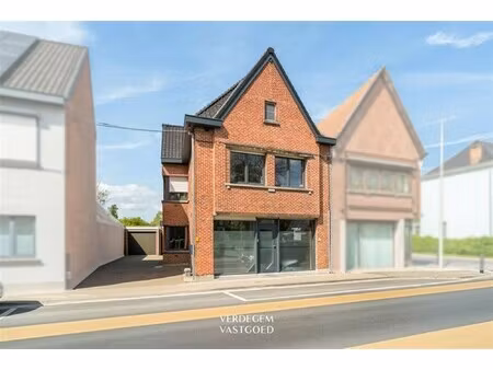 opbrengsteigendom met 2 appartementen en 4 garages in het centrum van sleidinge