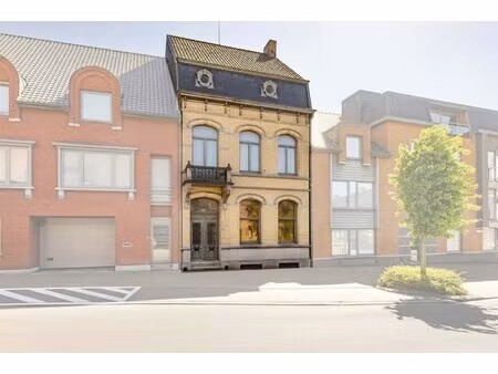 uniek eigendom met karaktervolle woning en ruime loods op uitstekende ligging in pittem!