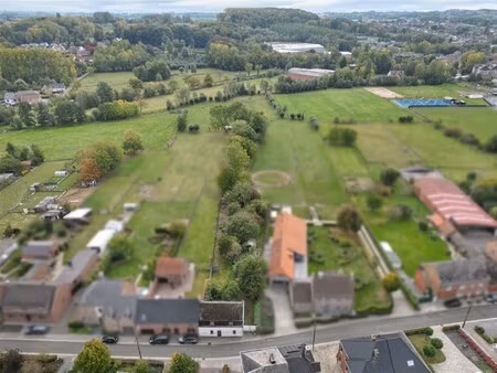 af te breken woning met boomgaard