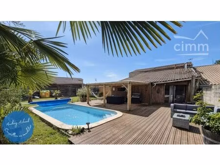 maison familiale avec piscine chauffée et beaux volumes