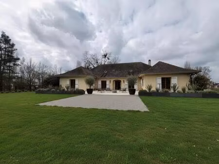 maison de prestige avec un plan d'eau