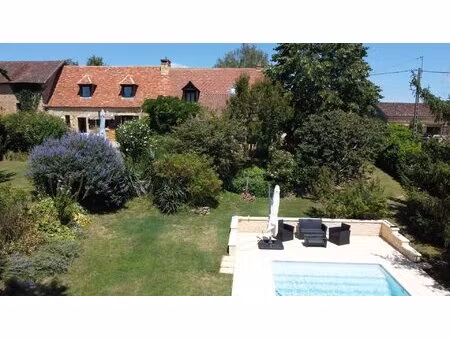 élégante et vaste maison en pierres avec vue et piscine et ancien séchoir à tabac