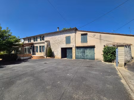 maison en pierre de 209 m2 avec piscine et dépendances sur u