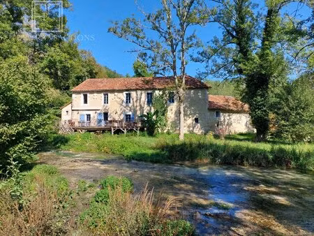 moulin sur 2 4 ha avec piscine  tennis...