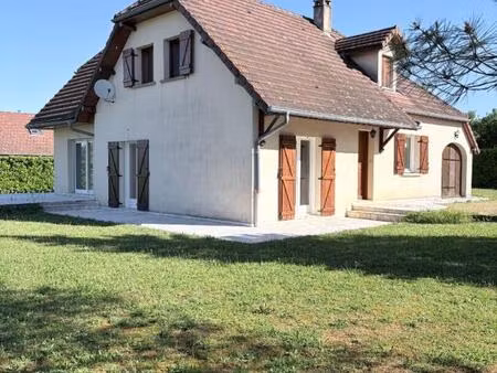 maison familiale d'environs 132 m2 sur terrain clos et arboré de 1 281 m2 - domblans