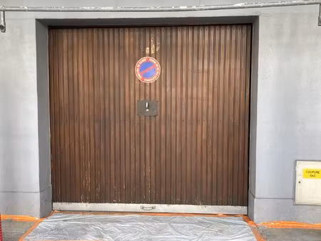 * strasbourg - anvers * - grand garage fermé de 24 m2 avec él