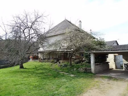 maison en pierre rénovée avec jardin et dépendances