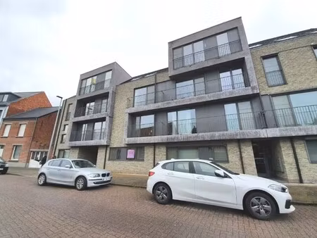 instapklaar gelijkvloers recent appartement met privé inkom en carport