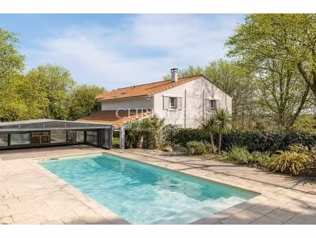 latresne – élégante maison familiale avec piscine et grand parc arboré à quelques minutes.