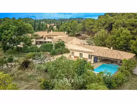 propriete moderne10 pieces en position dominante sur 1 ha