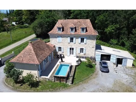 ancienne maison de maître avec piscine et vue sur la campagne vallonnée