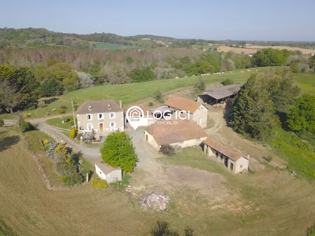 corps de ferme avec maison  dépendances et 19 ha de terres a