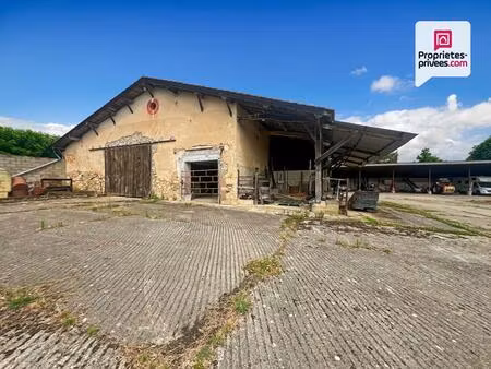 ancienne ferme avec grange réhabilitable en habitation - 2 hangars - 18 hectares