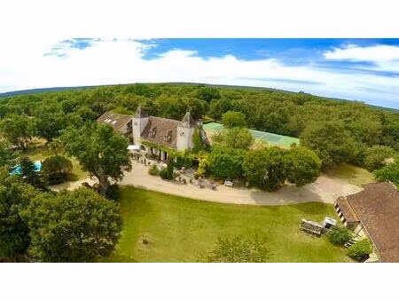 magnifique domaine avec manoir  piscine  tennis et beau parc de 2 ha 5 dans le lot  env de