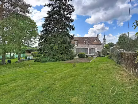 maison de campagne en pierres au cœur de la campagne bourguignonne