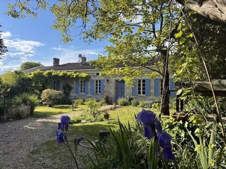 très jolie maison longere avec une piscine