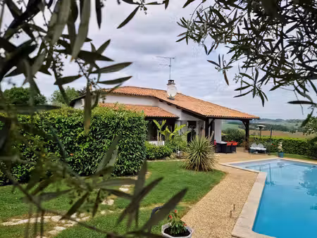 maison lumineuse avec jardin  piscine et vue