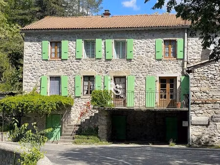 authentique maison en pierre avec 5635 m2 de terrain  proche rivière.