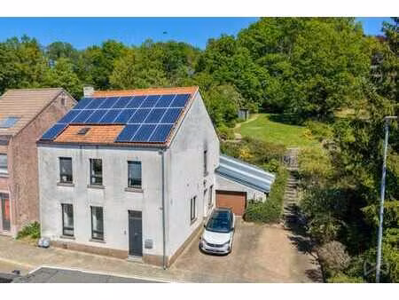 propriété mitoyenne avec 4 chambres sur un terrain de 15 are