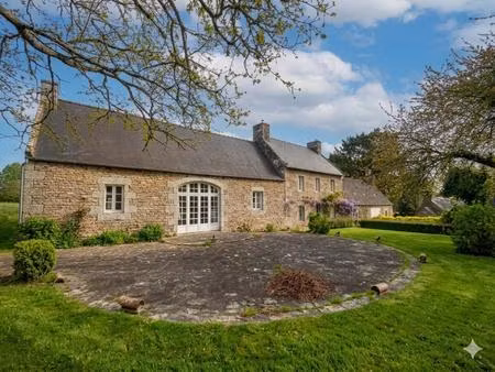 ensemble trois grandes maisons en pierre au cœur