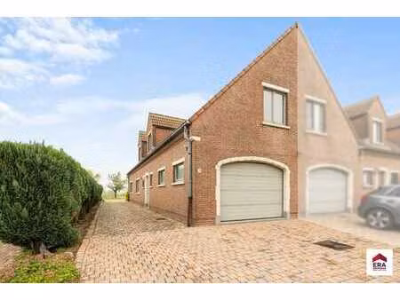 maison trois façades avec 3 chambres  grange et jardin