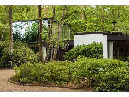 villa iconique des années 70 revisitée par b-bis
